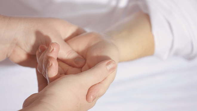 ostéopathie générale sur une main